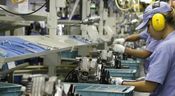 Pesquisa do IBGE revela que crises econômicas desde 2014 contribuíram para perdas registradas no pessoal ocupado assalariado em 2015 e 2016