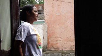 A mãe Joelma Andrade sofre com a morte do filho, assassinado a tiros por PM