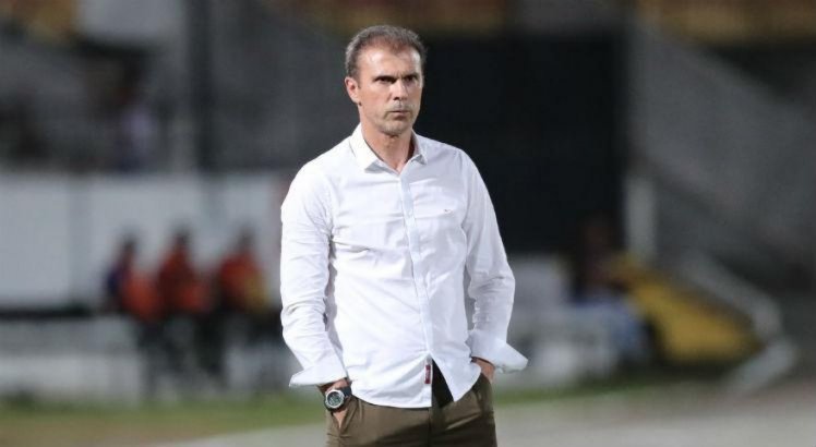 Milton Mendes sofreu a primeira derrota no comando do Santa Cruz.