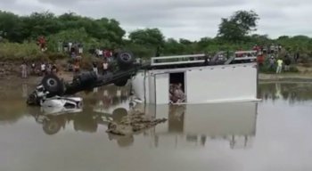 O condutor do veículo não sabia que a ponte que ficava no Rio Pequi havia sido retirada e despencou no local