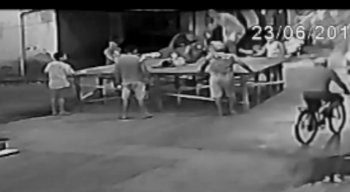 A família do rapaz jogado diz que o agressor é um militar do Corpo de Bombeiros