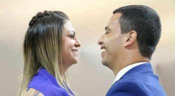 Prefeito postou foto com a esposa e disse que os dois passam bem