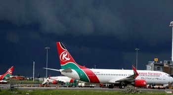 Segundo a polícia, o clandestino caiu de um avião da companhia aérea Kenya Airways que pousou no Aeroporto de Heathrow, em Londres