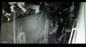 Quando o alarme disparou, o homem saiu correndo sem levar nada da casa. Ele até esqueceu o chinelo