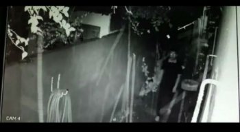 Quando o alarme disparou, o homem saiu correndo sem levar nada da casa. Ele até esqueceu o chinelo