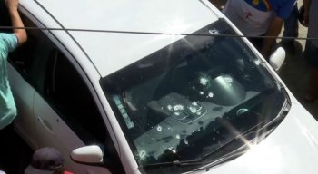 Carro estava com marcas de tiros