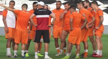 Milton Mendes reunidos com os jogadores durante treinamento no Arruda.