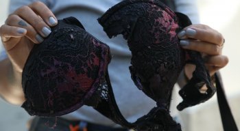 Sutiã da vítima ficou totalmente destruído com o ácido