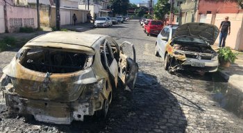 Um carro que estava estacionado foi atingido parcialmente