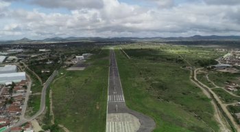 Pista do Aeroporto Oscar Laranjeira, em Caruaru, que ainda não opera com voos comerciais e não funciona à noite