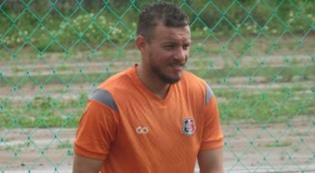 Marcelo Mattos foi titular do Santa Cruz na partida contra o Ferroviário-CE.