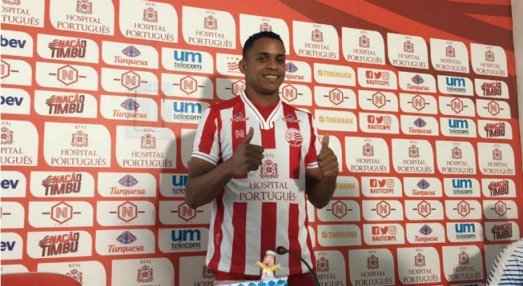 Álvaro tem 21 anos de idade e, no futebol pernambucano, já atuou pelo Salgueiro em 2016.