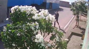 Câmeras de segurança instaladas na casa da vítima registraram o momento em que um suspeito caminha pela calçada e espera