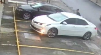 As vítimas estavam em um carro branco, na Rua Ribeiro de Brito