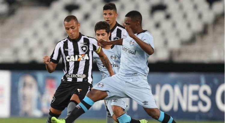 Victor Lindenberg tem 21 anos de idade e chega por empréstimo do Botafogo.