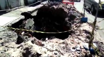 Buraco atrapalha a circulação de pedestres e carros