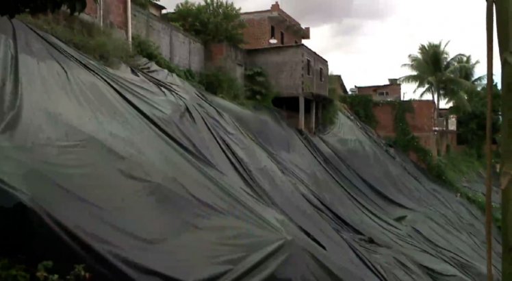 Apreensivos por causa da chuva, moradores de áreas de risco do Recife reclamam de falta de assistência da Defesa Civil