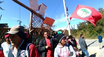 Grupo protesta contra falta de abastecimento de água no acampamento