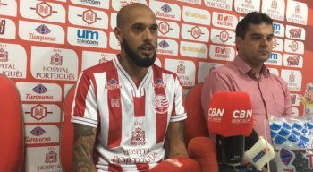 Paulinho (E) e o vice-presidente de futebol do Náutico, Diogénes Brags (D).