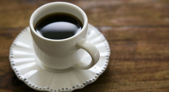 Consumo de mais de três xícaras de café de 50 ml por dia aumenta a chance em até quatro vezes pressão alta em quem já tem predisposição