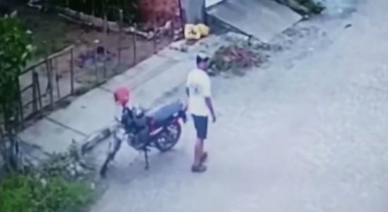 VÃ­deo: homem estaciona moto e se masturba em rua de Caruaru