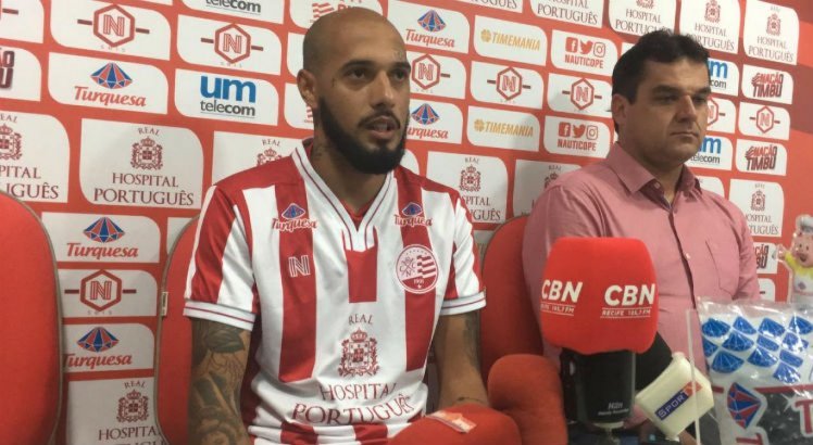 Paulinho (E) e o vice-presidente de futebol do Náutico, Diogénes Brags (D).