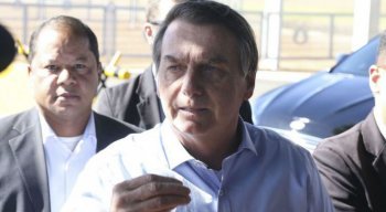 O presidente Jair Bolsonaro fala à imprensa no Palácio da Alvorada.