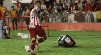 Rafael Oliveira comemora gol que garantiu a vitória do Náutico.