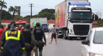 Aglomeração de caminhoneiros na BR 101, na altura da Vitarella, na tentativa de bloquear a estrada