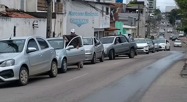Veículos fizeram fila em posto do bairro Universitário