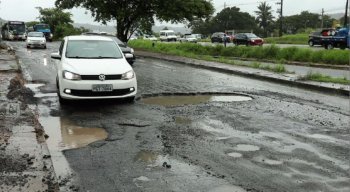 buracos na rodovia BR-232 causa transtorno pra motoristas