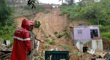 Deslizamento de barreira atingiu casa no bairro do Passarinho, no Recife