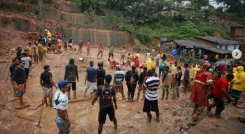 Em Caetés, no município de Abreu e Lima, quatro pessoas tiveram a morte confirmada pelo Corpo de Bombeiros na tarde desta quarta (24) após deslizamento de barreira