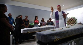 Arcebispo Dom Fernando Saburido realizou missa em velório de casal de idosos morto após deslizamento