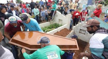 Um multidão acompanhou o sepultamento sob forte comoção