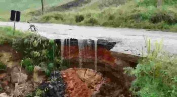 Cratera cedeu e as pessoas que passam pela rodovia correm risco de cair.