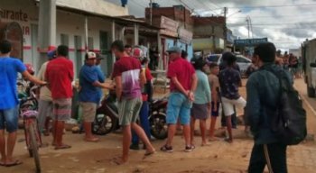 O jovem foi esfaqueado no pescoço