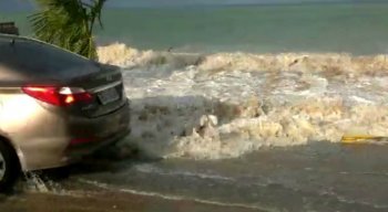 Motoristas pararam para registrar a altura das ondas