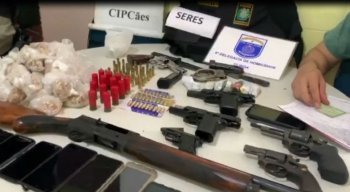 Drogas, armas e materiais roubados foram encontrados.