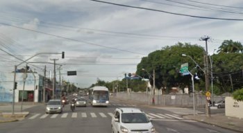 A mulher conseguiu correr até um posto de combustíveis, onde foi socorrida por funcionários