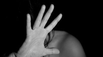 Denunciar casos de agressões contra mulheres é o caminho para reduzir número de mortes