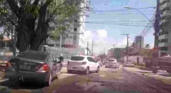 Buracos atrapalham o tráfego de motoristas em Jaboatão dos Guararapes