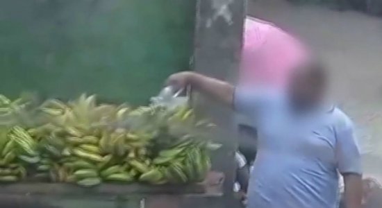 Vendedor é filmado usando água de esgoto para lavar frutas; veja vídeo