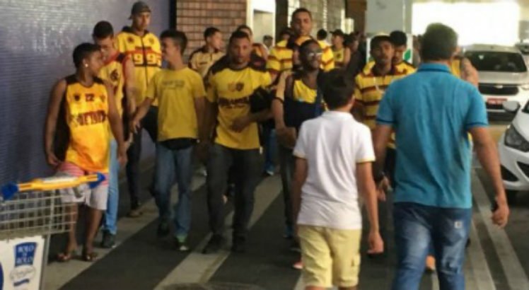 O grupo esteve presente no desembarque dos jogadores depois da derrota contra o Coritiba