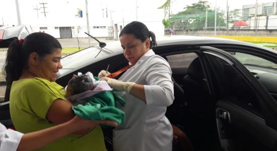 A criança nasceu no banco de trás de um carro em pleno engarrafamento no Recife