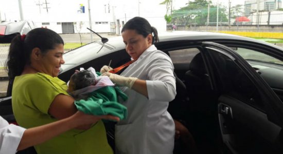 Policiais Militares realizam parto de bebÃª dentro de carro