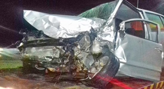 Carro e van com estudantes colidem frontalmente na BR-232, em Tacaimbó