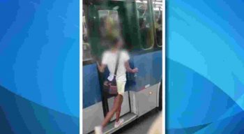 Jovem é pega brincando em porta de ônibus, no centro do Recife.