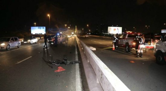 Ciclista se desequilibra e morre atropelado em viaduto no Recife
