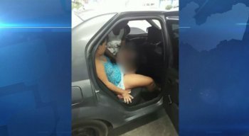 Uma amiga da mulher ajudou no parto